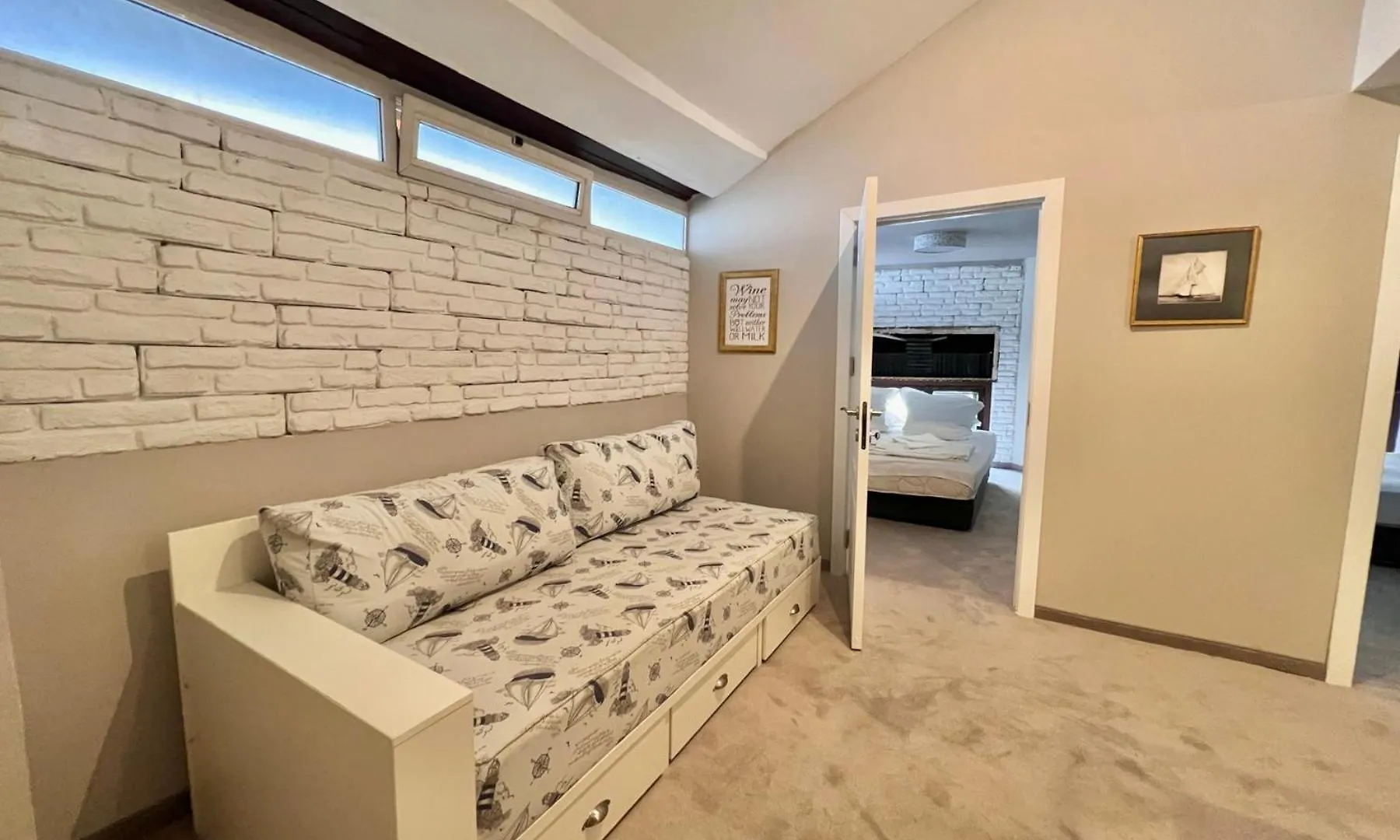 BED&BOOK hostel Warna
